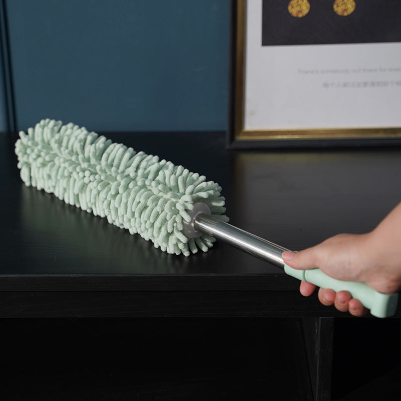 Retractable static cleaning duster with extendable handle
